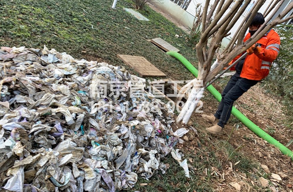 315新昌化粪池垃圾清理